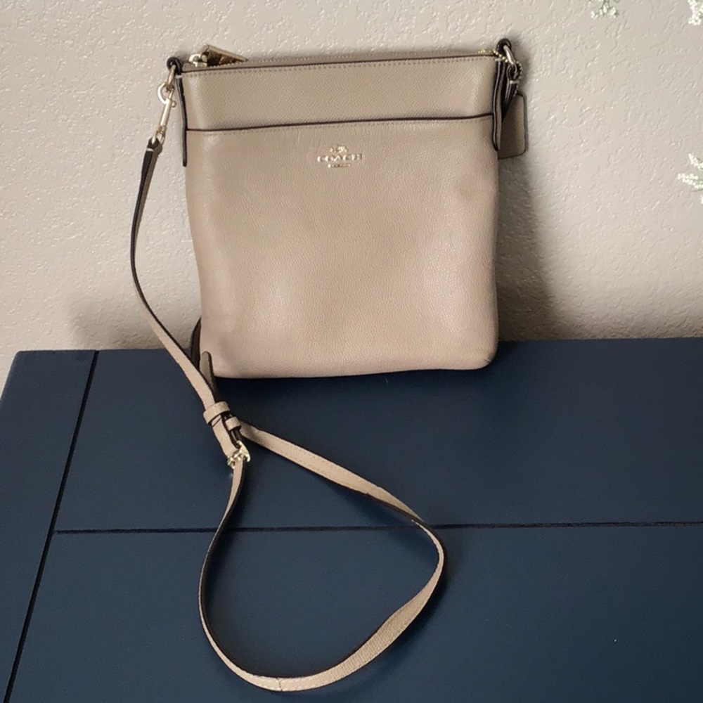 Beautiful Coach Kitt messenger leather crossbody